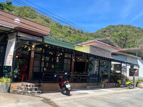 Ko Sichang House | ใบไม้