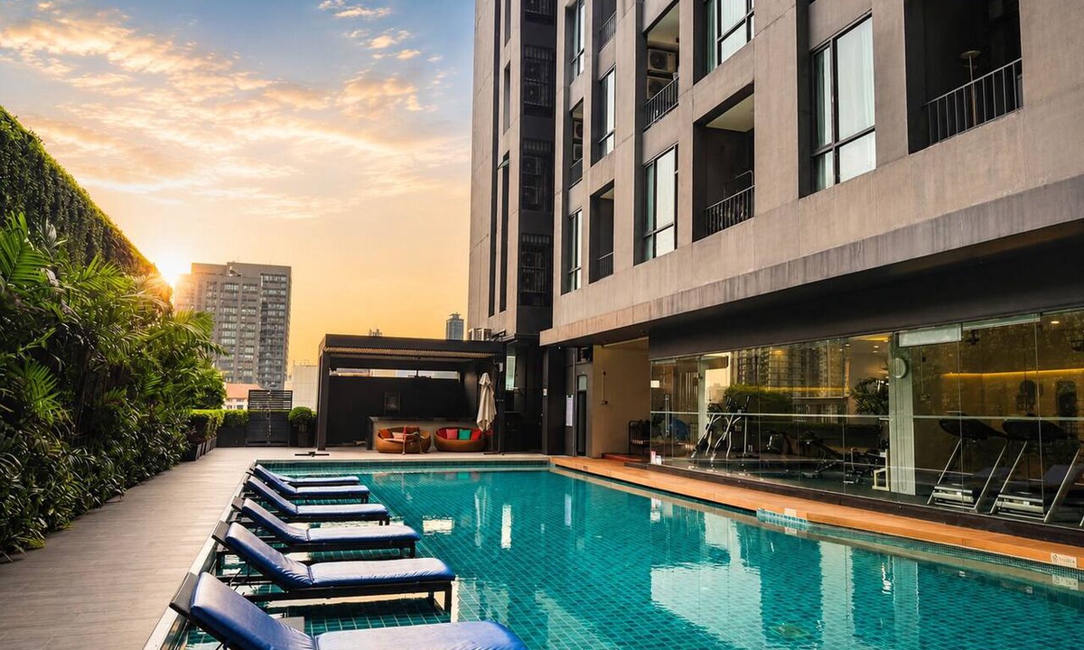 Khlong Tan Nuea Apartment | 24th-Floor King Bed · Balcony, Pool, Gym