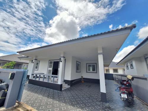 Mae Jo House | 3-Bedroom Chiang Mai House with Parking & Garden