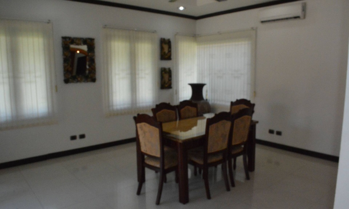 Na Chom Thian Villa | 3 Bedroom pool Villa South Pattaya 300 m beachfront, 10 people accommodate.