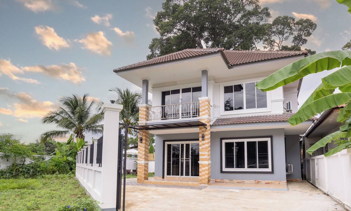 Nong Phueng House | 4BR Family Home Garden & Sala Sleeps 9 Near Airport