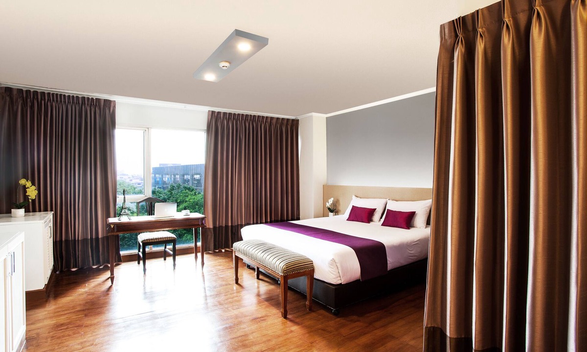 Chalong Hotel | 50 m. from Surasak BTS Skytrain Station, Room in the heart of Bangkok's centre.