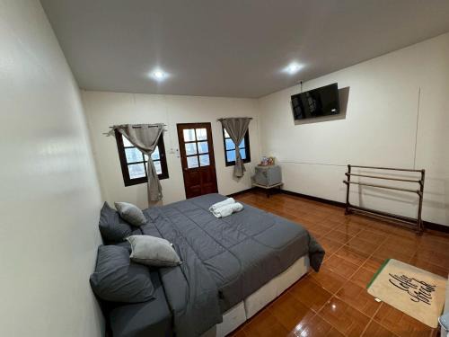 Siray Boat Rental | Baan Ni Khun