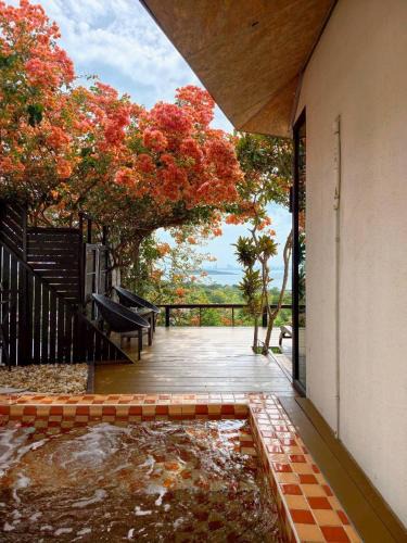 Koh Lan Villa | Baan Sahai Tone บ้านสหายโทน