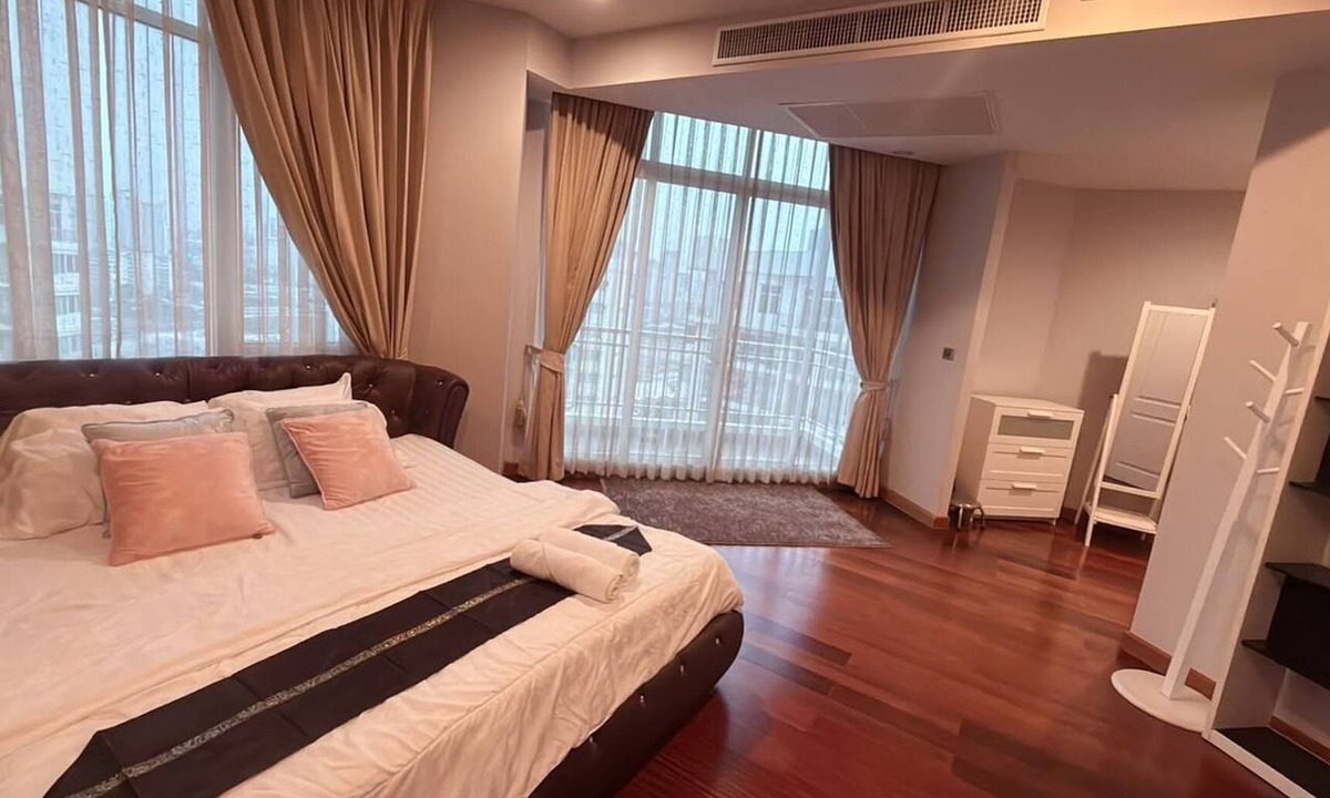 Huai Khwang Condo | Bangkok Penthouse Escape Near MRT