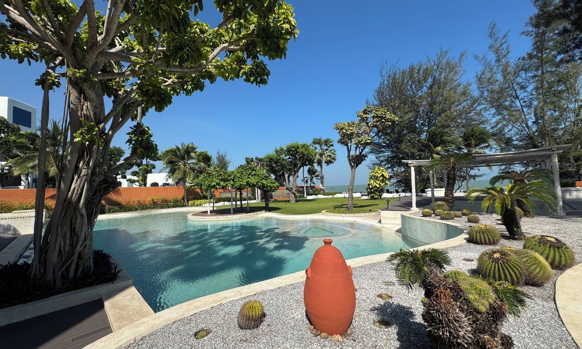 Nong Kae Condo | Beach Front Hua Hin Condo - Mediterranean style Suite Room at Las Tortugas