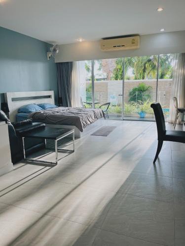 Karon Apartment | CHIC Beautiful apartment by the seaside, terrace, pool, free gym