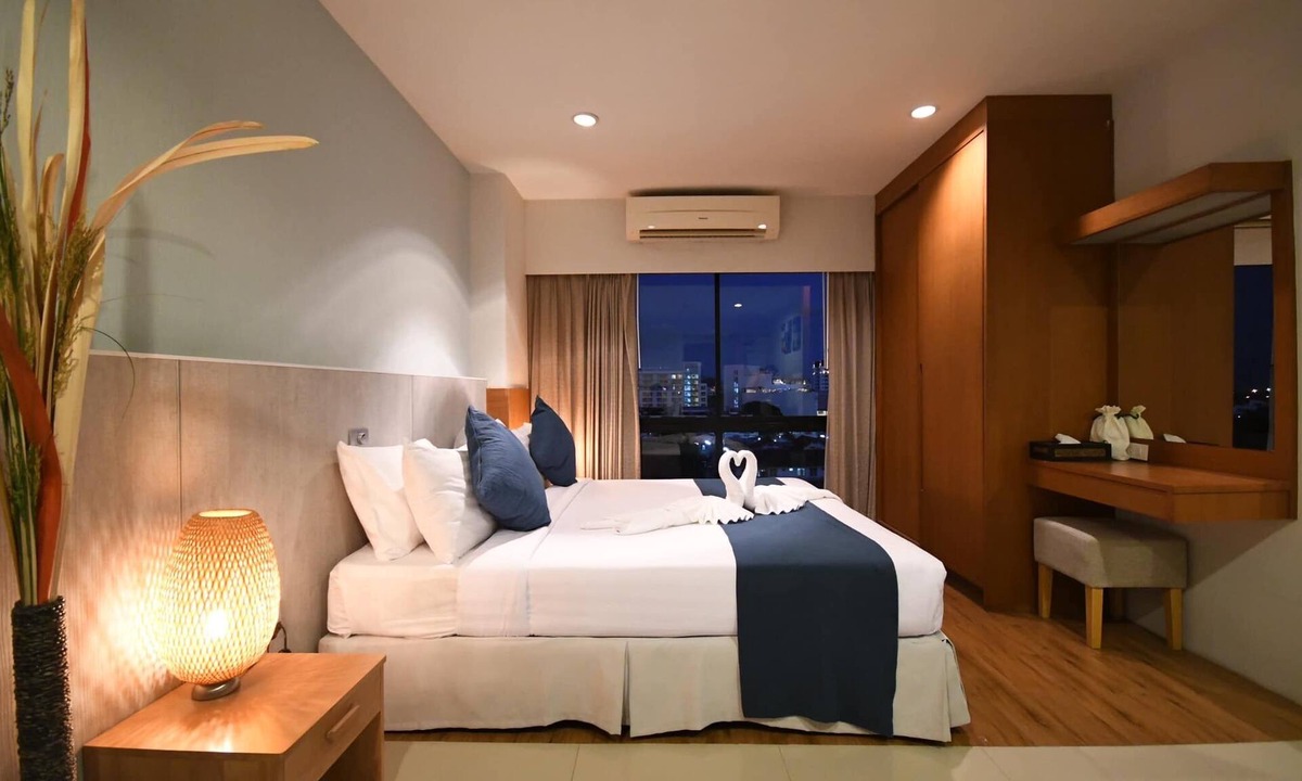Noen Phra Hotel | Crystal Jade Hotel