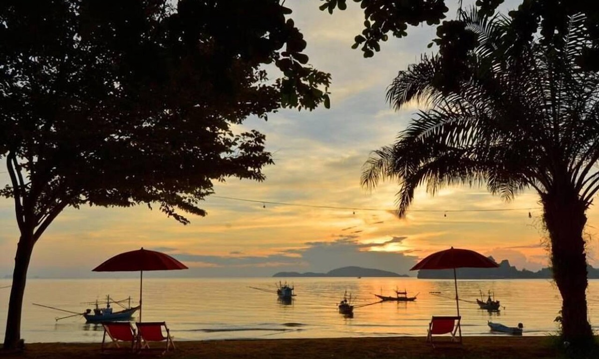Hat Sai Ri Hotel | De Sea Almond Hotel Chumphon