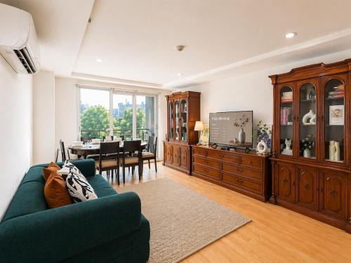 Chong Nonsi Apartment | Elegant Vintage 3BR Family Home Sathorn