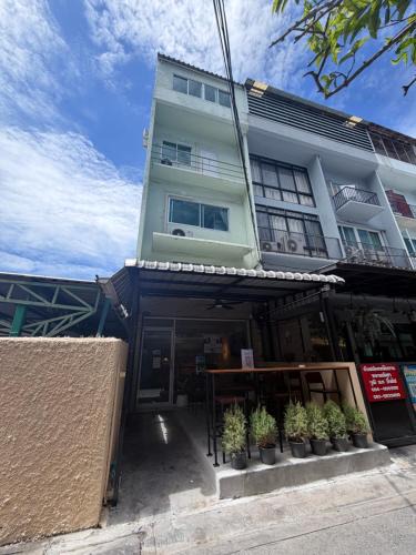 Thung Maha Mek Hostel | Eve's House