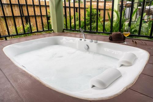 Srithanu Apartment | Exclusive Design Villa with Outdoor Jacuzzi Anahata