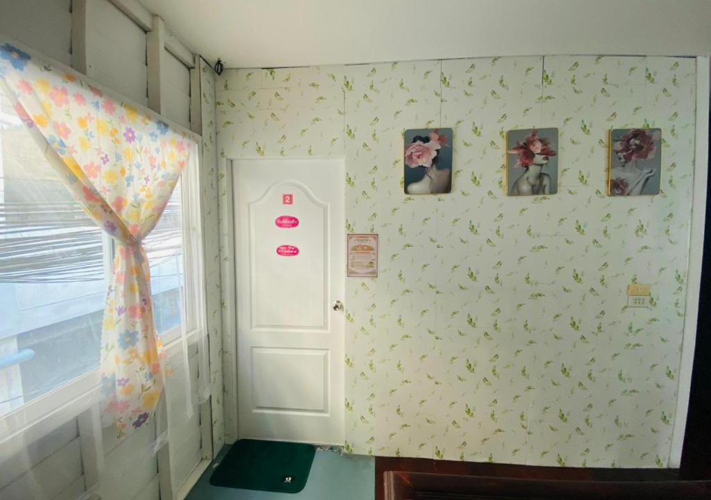 Wat Bowon Niwet House | Honey Place Guesthouse