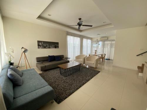 Laguna House | Laguna beach townhouse conner with garden