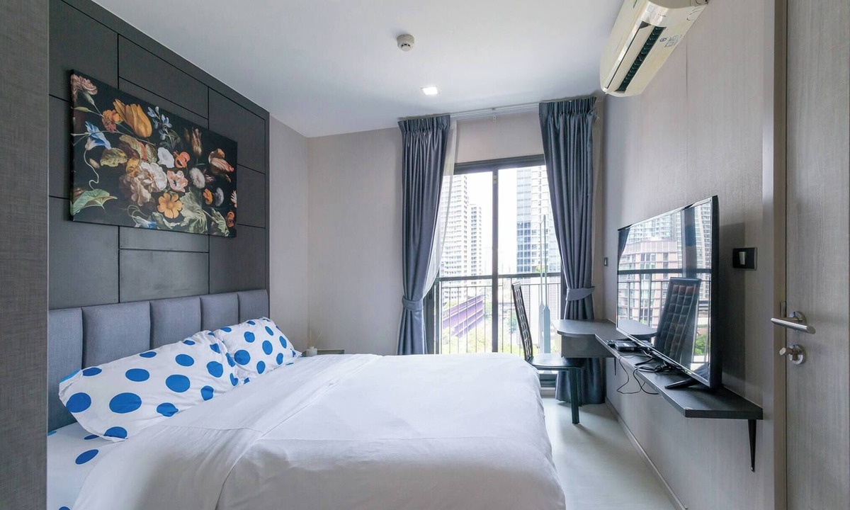 Sukhumvit Condo | Luxurious 35 Sqm Condo with Stunning Bangkok Views