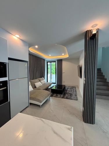 Kathu Villa | Luxury 4 bedroom villa with private pool