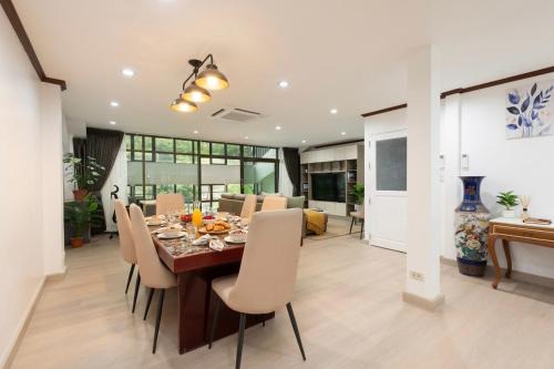 Khlong Tan Apartment | Luxury 4BR 250 sqm 5 min to BTS Sukhumvit 26