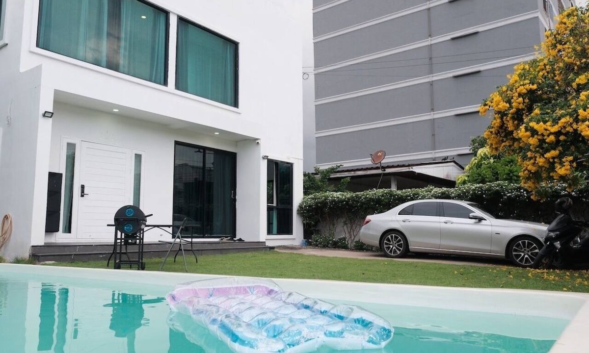 Bang Na Villa | Modern Private Pool Villa in Sukhumvit (Padma Pool Villa)