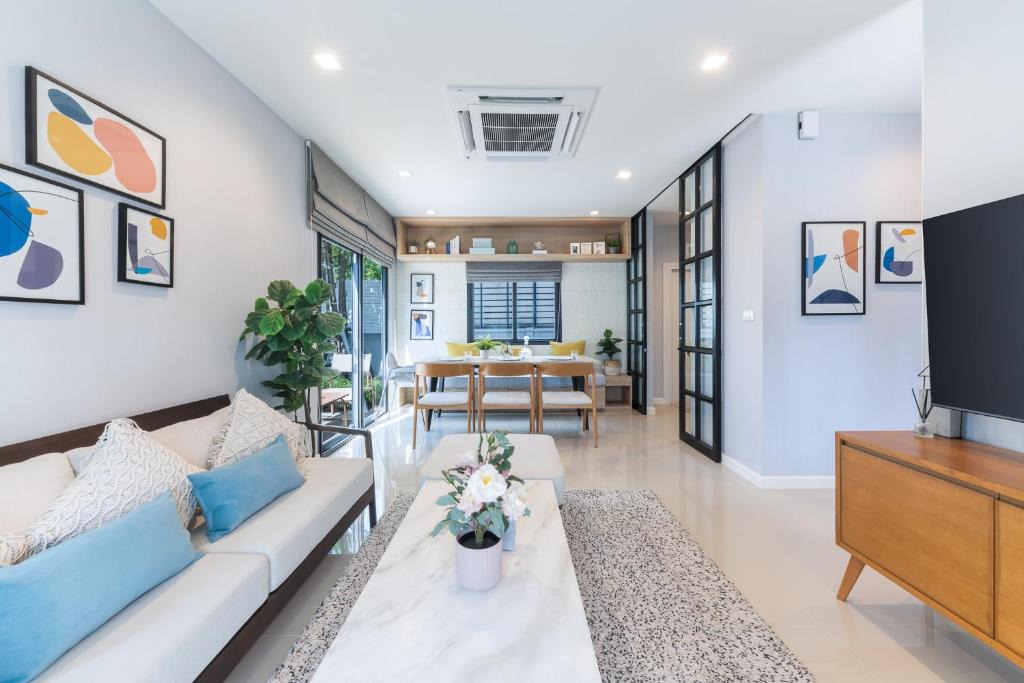Racha Thewa Resort | Modern Scandi 4BR Home Near BKK Airport