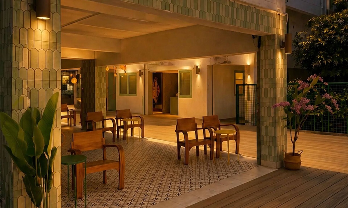 Chana Songkhram Hotel | Monday Capsule & Thai Traditional Bath
