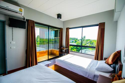 Racha Thewa Hotel | Na Siri Lake View