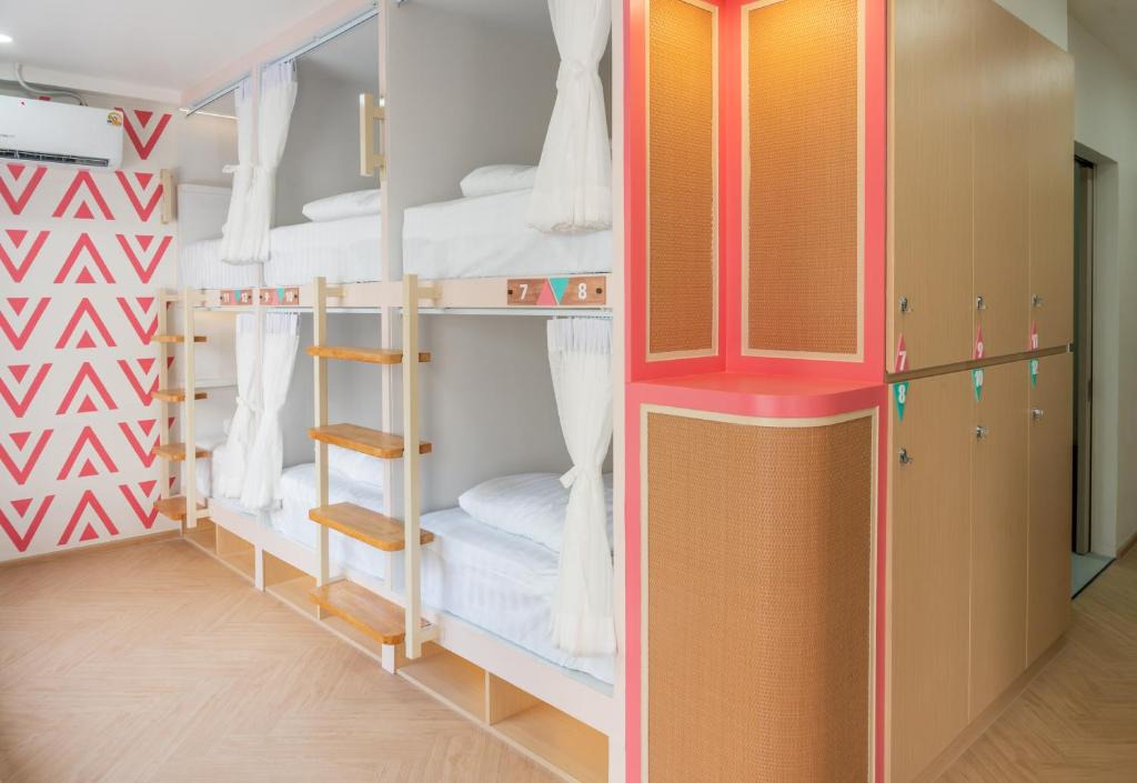 Talat Yot Hostel | Nomads Bangkok Party Hostel 18-35 Years Old Only