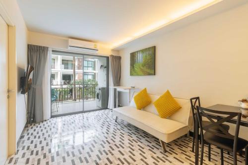 Rawai Apartment | Pool View 2BR Walk to Beach & Cafés C327