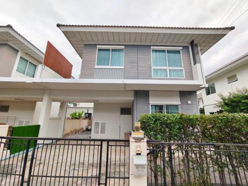 Nonthaburi House | Private Corner House Near Central Westgate