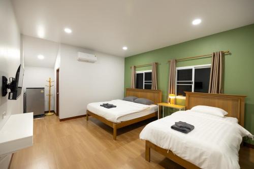 Chaiyasathan House | Private Garden Room , Cozy Stay for 3