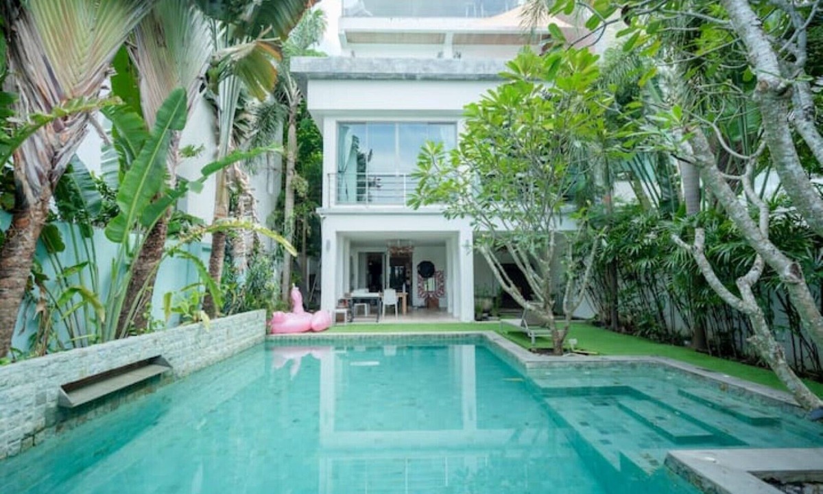 Ban Saiyuan House | Sea view villa with 2 pools, office space and roof terrace
