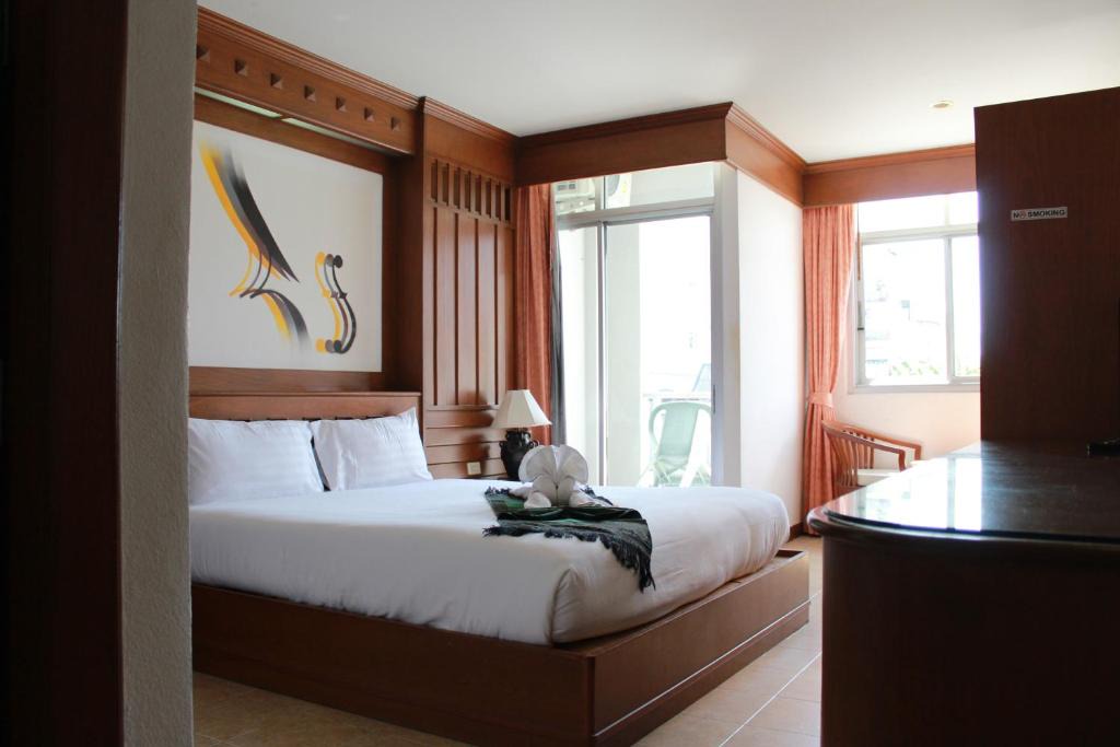 Nanai Road House | Talya Patong Hotel
