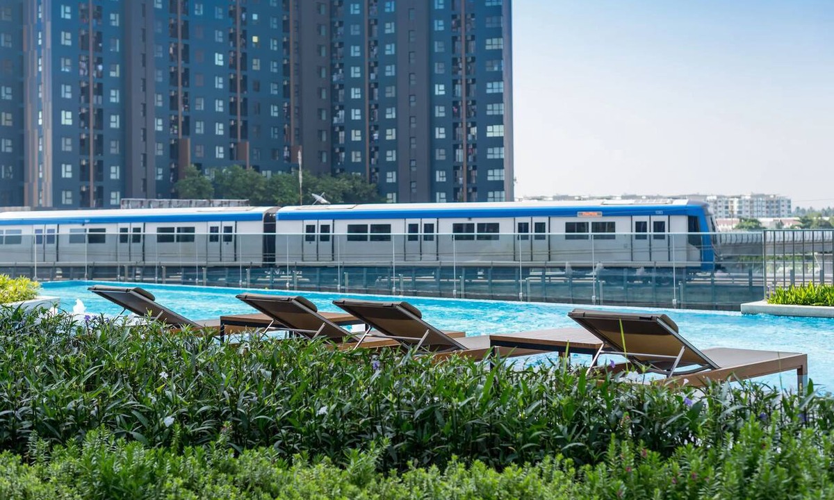 Phasi Charoen Condo | Top-Floor Condo Next to MRT Blue Line, Near Malls, Pool, Gym & Quiet Living