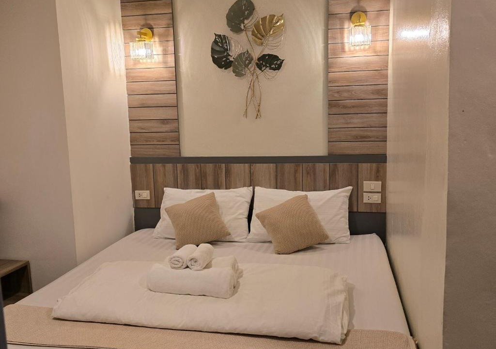 Pom Prap Sattru Phai Hostel | Victory Place