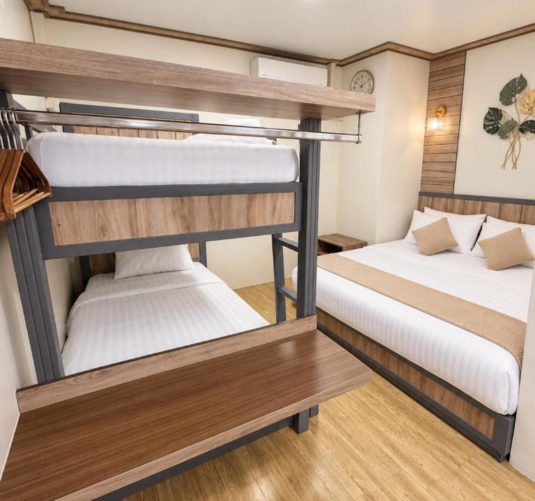Pom Prap Sattru Phai Hostel | Victory Place