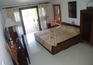 villa sawadee with swiming pool in tropical garden