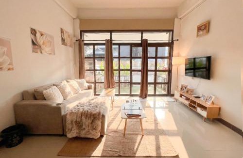 Wua Lai Villa | บ้านเงินวัวลาย BaanNgern Wualai Townhouse