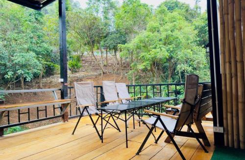 Thong Pha Phum House | บ้านแดง โฮมสเตย์ Baandang Homestay