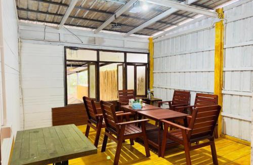 Thong Pha Phum House | บ้านแดง โฮมสเตย์ Baandang Homestay