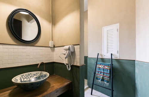China Town Hotel | 103 - Bed and Brews