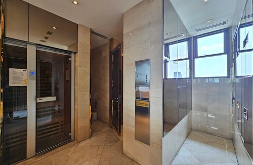 Sukhumvit House | 1BR Condo with Jacuzzi 5 Min Walk to Phrom Phong BTS