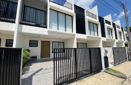 Laguna House | 2 bdr Townhouse in Laguna Park by CapitalPro
