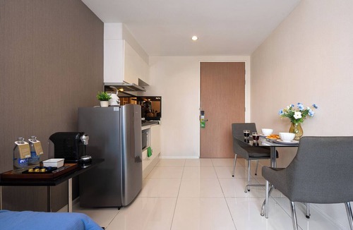 Khlong Tan Nuea Apartment | 24th-Floor King Bed · Balcony, Pool, Gym