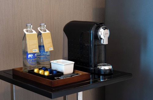 Khlong Tan Nuea Apartment | 24th-Floor King Bed · Balcony, Pool, Gym