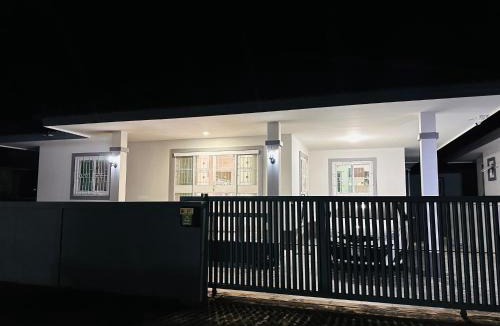 Mae Jo House | 3-Bedroom Chiang Mai House with Parking & Garden