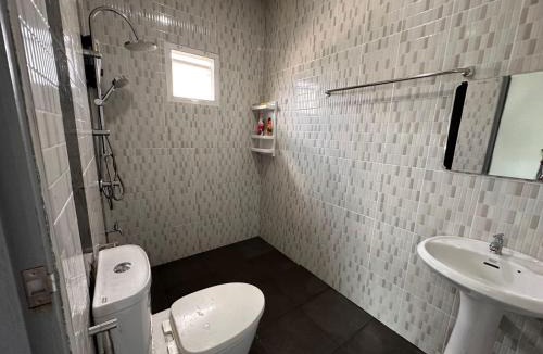 Mae Jo House | 3-Bedroom Chiang Mai House with Parking & Garden