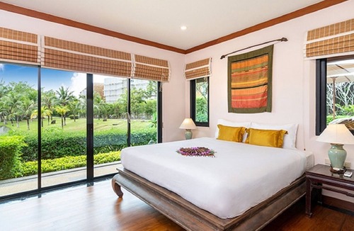 Nai Harn Villa | 3-Bedroom Lake View Pool Villa for Rent in Naiharn Beach, Phuket