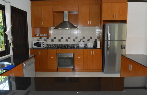 Na Chom Thian Villa | 3 Bedroom pool Villa South Pattaya 300 m beachfront, 10 people accommodate.