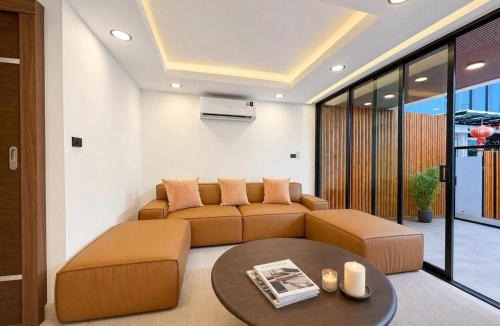 Rama 9 Apartment | 5 Bedroom Central Bangkok Pool Villa with Netflix