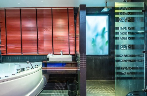 Patong Apartment | Absolute Bangla L06- superb location, rooftop pool