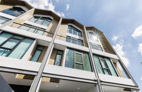 Bang Na Apartment | Advanced townhouses can accommodate 14 people, with high-speed Wi Fi and parking on Netflix